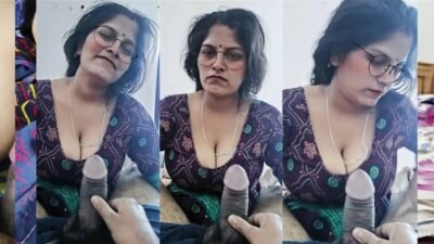 Delhi Housewife Sucking dick of Young college Boy while Share bed with it